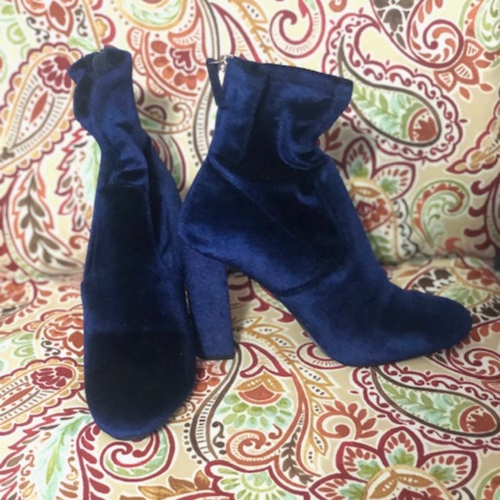 Like NEW Blue Velvet Steve Madden Booties